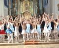 Bild: mas
Über 80 Balletttänzerinnen vom BIS Ballett Weiden begeisterten mit ihren anmutigen Darbietungen in der Felixkirche.
