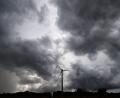 Symbolbild: Julian Stratenschulte, dpa
Gewitterwolken nicht nur über dem Windrad, sondern auch über der Windkraft in Parkstein.