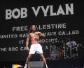 Bild: Yui Mok/PA Wire/dpa
Das britische Punk-Rap-Duo Bob Vylan muss in Sachen Glastonbury keine rechtlichen Konsequenzen fürchten. (Archivbild)