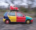 Bild: Sebastian Willnow/dpa
Ein Auto vom Typ Volkswagen Polo in der Edition Harlekin aus dem Jahr 1996 fährt weihnachtlich dekoriert durch Leipzig.
