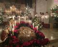 Bild: aub
In der Dunkelheit erhellten Kerzen als Zeichen der Hoffnung den Altarraum und die Krippe in der Nabburger Stadtpfarrkirche St. Johannes zur nächtlichen Christmette.
