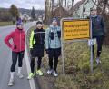 Bild: Christian Dütsch
Extremläuferin Joyce Hübner (links) vor dem Ortsschild von Ursulapoppenricht mit den Amberg-Sulzbachern Sebastian Rupprecht (Zweiter von links), Christian Dütsch (Zweiter von rechts) und Thomas Fischer (rechts).