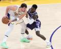 Bild: Ringo Chiu/ZUMA Press Wire/dpa
Dennis Schröder (rechts) musste sich mit Sacramento den Los Angeles Lakers und Luka Doncic klar geschlagen geben.