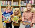 Bild: Franziska Schmidhuber
Spaß beim Lesen und Vorlesen haben Lea, Clara und Sophia (von links) bei diesen drei Kinderbüchern, die es in der Bücherei Gleiritsch zum Ausleihen gibt.