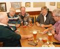 Bild: war
Das Quartett aus Dietmar und Roland Schmid (von links), Manfred Herrmann und Martin Schregelmann (von rechts) genießt Heimrecht beim „Hermann-Wirtshaus“ und trifft sich am ersten Weihnachtstag zum 44. Mal in ununterbrochener Reihe zum Schafkopf. Günter Jaugstetter (Bildmitte) war schon häufig der Fünfte in der Konstellation.