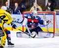 Bild: Tobias Neubert
Unter den Blicken des Team-Präsidenten Stephan Seeger von der Birch-Group ließ Felix Noack nichts durch. Der junge Goalie der Blue Devils Weiden hielt gegen den Spitzenreiter Krefeld Pinguine sein Tor 65 Spielminuten lang sauber. Erst im Penaltyschießen musste er sich einmal geschlagen geben.
