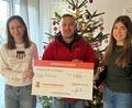 Bild: Sabrina Kraus
Elisa Wenzl und Emilia Jaspers spendeten 1.800 Euro an die Kinderkrebshilfe Oberpfalz-Nord. Um Spenden zu sammeln, organisierten sie einen privaten Weihnachtsmarkt.