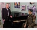Bild: do
Raimund Rodler gehört zu den großen Verehrern des King of Rock. Kein Wunder, spielte der Weltstar schon am Flügel in der Bar seiner Mutter. Seit einigen Jahren ist das Instrument Bestandteil der Sonderausstellung über Elvis im Grafenwöhrer Militär- und Heimatmuseum.