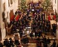 Bild: Markus Rauscher
Die Vilsecker Stadtpfarrkirche mit ihrer hervorragenden Akustik ist ein perfekter Konzertsaal. Beim Weihnachtskonzert des Musikvereins waren insgesamt 85 Musikerinnen und Musiker im Nachwuchsorchester, im Jugendblasorchester und bei den Dagesteiner Musikanten im Einsatz. Das Publikum honorierte ihre Leistungen mit großem Beifall.