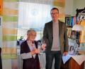 Bild: ds
Neukirchens Bürgermeister Peter Achatzi überbrachte Anneliese Pilhofer Glückwünsche und ein Geschenk zu ihrem 95. Geburtstag.