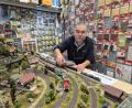 Bild: Hösamer
Waldemar Aumiller gibt nach 21 Jahren sein Modellbahn- und Modellbaugeschäft an der Dachelhofer Straße in Schwandorf auf, am 5. Januar ist Schluss. Ein neuer Laden ist bereits angemietet - aber nicht mehr in der Großen Kreisstadt.