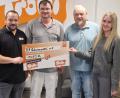 Bild: David Müller
Werkleiter Stefan Neft (von links), Vorsitzender des Vereins Daniel Maierhofer, Betriebsratsvorsitzender Georg Voith und Auszubildende Vanessa Scheuerer bei der Spendenübergabe.