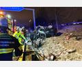 Bild: -/Berufsfeuerwehr München/dpa
Mehrere Helfer und Helferinnen reagierten laut Feuerwehr vorbildlich und versorgten den verletzten Fahrer.