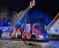 Bild: Feuerwehr Schönsee/exb
Die Feuerwehr Schönsee rückte mir der Drehleiter zum Brand in Pirk bei Oberviechtach aus.