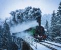 Bild: Radek Petrášek/CTK/dpa
Winterwunderwelt: Eine historische Dampflokomotive fährt in Tschechien durch die verschneite Landschaft.