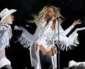 Bild: David J. Phillip/AP/dpa
Auch der Auftritt bei der NFL ließ laut „Forbes“ Beyoncés Vermögen wachsen. (Archivbild)