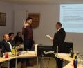 Bild: fla
Florian Stahl (stehend links) rückt für Dr. Nikolaus Globisch in den Marktrat nach. Er wurde er in der Sitzung von Bürgermeister Josef Beimler feierlich vereidigt.