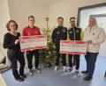 Bild: André Eckert/exb
André Eckert (Zweiter von links, TSV Thiersheim), Anthony Hofweller (Zweiter von rechts, FC Tirschenreuth) und Martin Brunner (Mitte, VfB Arzberg) übergaben die Spendenschecks, unter anderem an zwei Einrichtungen des Frauenhauses Wunsiedel.