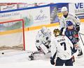 Bild: Achim Keller
Goalie Felix Noack (links) sackt verzweifelt zusammen: Die Blue Devils Weiden verloren zum Abschluss des Jahres in Freiburg.