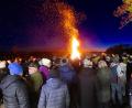 Bild: bsc
Das große Friedenfelser Bergfeuer zog in diesem Jahr eine Rekordzahl an Gästen an. Die festliche Atmosphäre, geprägt von lodernden Flammen und dem knisternden Holz, begeisterte viele Gäste.
