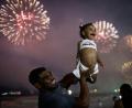 Bild: Bruna Prado/AP/dpa
Groß und Klein begrüßen das neue Jahr in Rio.