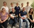 Bild: Friedrich Peterhans, Kliniken Nordoberpfalz
Sarah und Benjamin Prell mit Florian sowie Felix und Selina Brüderer mit Theo (sitzend, von links) gehören zu den Paaren mit den ersten und letzten Babys des Jahreswechsels 2025/26. Mit ihnen freuen sich (stehend, von links) die Krankenschwestern Martina Süß und Jeanette Meixner, Hebamme Maria Voit, Oberärztin Dr. Jana Gruber und Oberärztin Katharina Schultes.