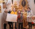 Bild: Franz Völkl
5000 Euro gibt es für die Renovierung der Vohenstraußer Pfarrkirche und 200 Euro für den Pleysteiner Kindergarten. Christa Wildenauer überreichte die Spenden an Pfarrer Alexander Hösl und die Kirchenverwaltung sowie Beate Schuch (rechts).