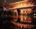 Bild: Hiro Komae/AP/dpa
Der Sensoji-Tempel spiegelt sich in einer Pfütze, als Menschen zum Neujahrsgebet in Tokio ankommen.