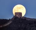 Bild: Chen Yehua/XinHua/dpa
Der erste Vollmond des Jahres über dem Panlongshan-Abschnitt,  der Großen Mauer in der chinesischen Hauptstadt Peking, zu sehen. Der erste Vollmond des Jahres wird auch "Wolfsmond" genannt.