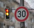 Bild: Jörg Carstensen/dpa
Eine neue Studie beleuchtet die Wirkung von Tempo-30-Zonen auf Straßen. (Symbolbild)
