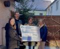 Bild: Thomas Seitz-Hartwich
Eine Spende von 3450 Euro konnte Hartwich's Hofladen an die Telefon-Seelsorge übergeben. Im Bild von links: Hannah Seitz-Hartwich, Max Rasp, Julia Kempf und Hannelore Haberzett von der Geschäftsstelle Weiden der Telefon-Seelsorge.