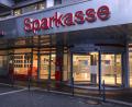 Bild: Oliver Berg/dpa
Die Sparkassen-Filiale, deren Schließfächer ausgeräumt wurden, bleibt vorerst geschlossen. (Archivbild)