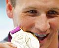 Bild: Patrick B. Kraemer/EPA/dpa
Ryan Lochte hat drei Olympia-Goldmedaillen versteigert. (Archivbild)