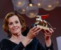 Bild: Joel C Ryan/Invision/AP/dpa
Sigourney Weaver spielt in einer Action-Serie mit. (Archivbild)