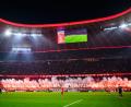 Bild: Tom Weller/dpa
Fans des FC Bayern München zünden Pyrotechnik im Fanblock. (Archivbild)