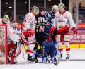 Bild: Werner Moller
Nick Jermain am Boden: Nach der fiesen Attacke von Bad Nauheims Goalie Gerad Kuhn (Zweiter von links) konnte der Stürmer der Blue Devils im letzten Aufeinandertreffe der beiden Teams nicht mehr weiterspielen. Am Freitag kommt es erneut zum Duell – diesmal in Bad Nauheim.