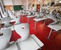 Bild: Jan Woitas
Hoch gestellt sind die Stühle in einem leeren Klassenzimmer.