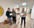 Bild: Alfred Moritz
Ein spätes Weihnachtsgeschenk in Form einer Spende über insgesamt 2200 Euro überbringen Tanja Moritz (links) und ihr Mann Alfred Moritz (rechts). Dr. Margarete Pickert (Zweite von links) und Dr. Stephanie Kuchlbauer (Zweite von rechts) bedanken sich für die großzügige Unterstützung.