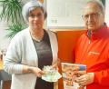 Bild: Robert Dotzauer
Zum zehnten Mal spendete Monika Scharrer aus Königstein für die Kinderkrebshilfe. Die Spendensumme von 600 Euro nahm Andreas Steinl, Zweiter Vorsitzender des Vereins, in bar in Empfang.