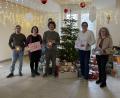 Bild: Yvonne Rösel
Freude bei der Übergabe der Wunschbaumaktion im Ernst-Naegelsbach-Haus in Sulzbach-Rosenberg: Einrichtungsleiter Stefan Reither und Bereichsleiter Jan Telvak nahmen stellvertretend die mehr als 300 Geschenke von der pro Su-Ro Vorstandschaft entgegen (von links): Jan Telvak, Daniela Meidenbauer, Christof Ottmann, Stefan Reither und Yvonne Rösel.