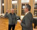 Bild: ck
Reinhard Ibisch rückt für die Stadträtin Petra Reil (FDP/UW) in den Vohenstraußer Stadtrat nach. Am Donnerstag wird er in der Sitzung von Bürgermeister Andreas Wutzlhofer vereidigt.