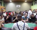 Bild: csk
Volle Hütte beim 17. Pokerturnier in der Etzelwanger Halle. 129 Spieler – darunter auch sechs Frauen – bedeuteten einen neuen Teilnehmerrekord beim immer noch sehr beliebten Pokerturnier kurz vor Silvester.