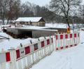 Bild: Petra Hartl
Weil der Neubau der Brücke über den Rosenbach vor Wintereinbruch nicht rechtzeitig fertig wurde, ist die Zufahrt mit dem Auto zum Eislaufplatz (im Hintergrund) bis Frühjahr nicht möglich – ein Grund von mehreren, warum es hier dieses Jahr erneut keinen Eislaufbetrieb gibt.