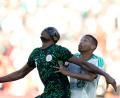 Bild: Themba Hadebe/AP/dpa
Immer den Ball im Blick: Victor Osimhen (l)