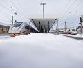 Bild: Moritz Frankenberg/dpa
Zwei ICE stehen im verschneiten Hauptbahnhof Hannover.