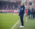 Bild: Soeren Stache/dpa
Mainz-Trainer Urs Fischer blickt auf das Spielfeld der Alten Försterei.