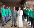 Bild: kro
Zahlreiche Fußballer des TSV Neualbenreuth standen Spalier, als Lisa und Lukas Haberkorn den Sengerhof verließen.