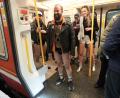 Bild: Stefan Rousseau/PA Wire/dpa
Mitten im Winter fahren Menschen in der britischen Hauptstadt London ohne Hose in die U-Bahn.