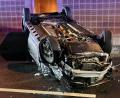 Bild: Ralf Hettler/dpa
Aus bisher ungeklärter Ursache fuhr das Auto gegen einen Bordstein und prallte dann gegen die Tunnelwand.