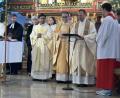 Bild: ge
Im feierlichen Gottesdienst geschah die Amtseinführung von Pfarrer Herbert Mader (Mitte, mit Brille) in der Herz-Jesu-Kirche Rosenberg.